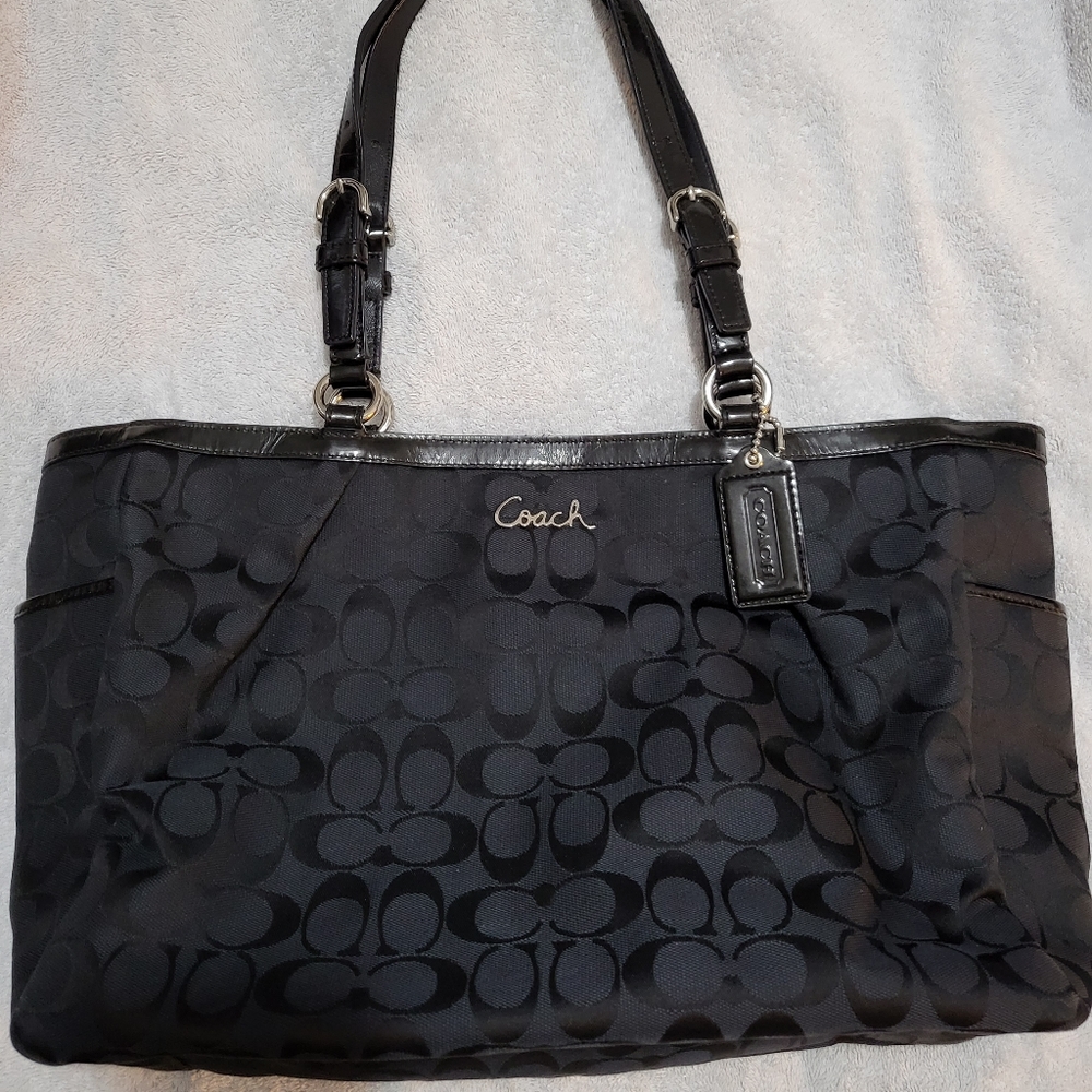 Coach signature tote bag in mint condition